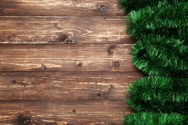 Karácsonyi tinsel barna fa asztal — Stock Fotó