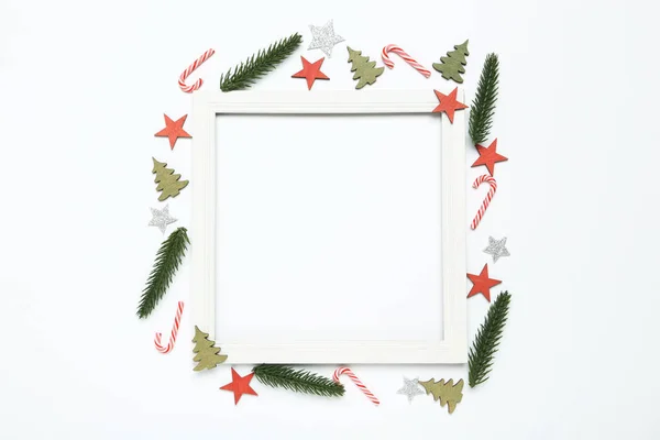 Platte lay kerstcompositie. Houten frame met ornamenten op w — Stockfoto
