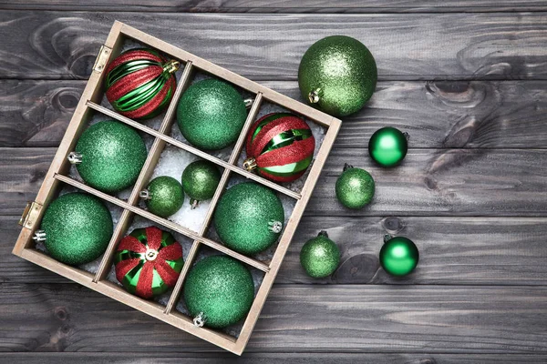 Χριστουγεννιάτικα στολίδια σε κουτί σε ξύλινο τραπέζι — Φωτογραφία Αρχείου