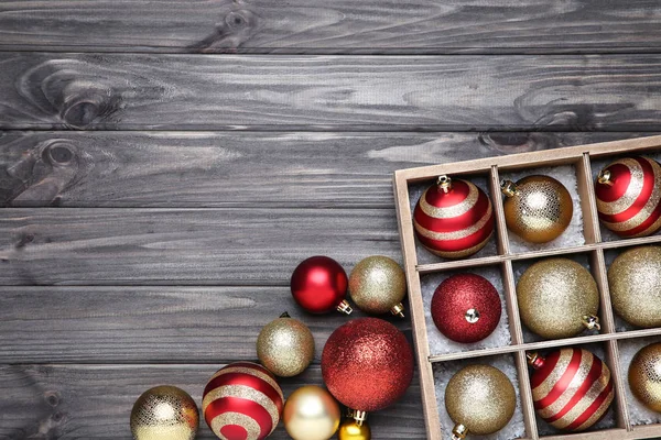 Kerstballen in doos op houten tafel — Stockfoto