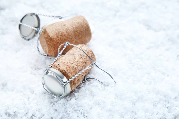 白雪の上に金属キャップ付きワインコルク — ストック写真