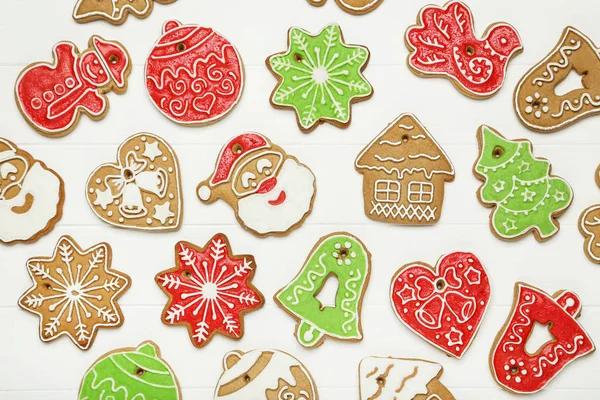 Christmas gingerbread cookies on white wooden table — Stock Photo, Image