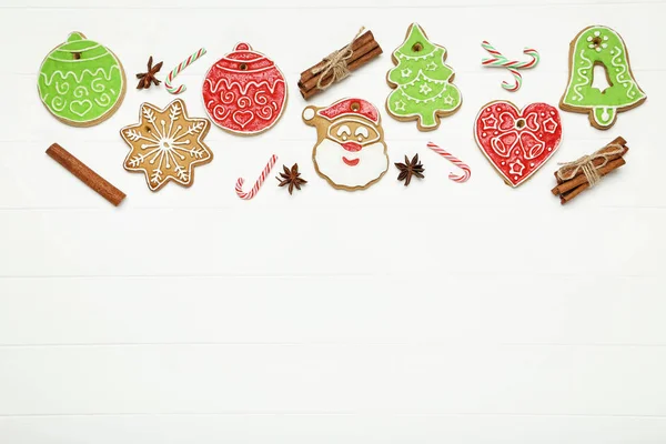 Vánoční perníkové sušenky se skořicí a cukrovinkami na — Stock fotografie