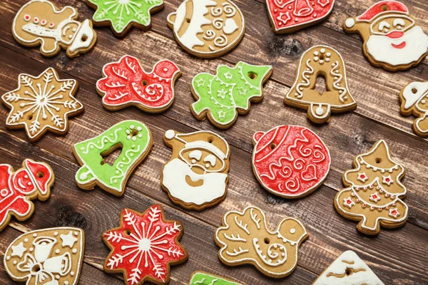 Galletas de jengibre de Navidad en mesa de madera marrón — Foto de Stock