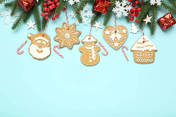 Noel kurabiyeleri şekerli ve köknar ağacı dalları mavi arkaplanda — Stok fotoğraf