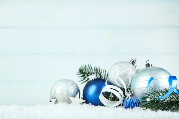 Різдвяні кульки з гілками ялинки та стрічками на дерев'яному спині — стокове фото