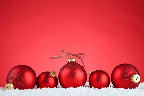 Bolas de Navidad sobre fondo rojo — Foto de Stock