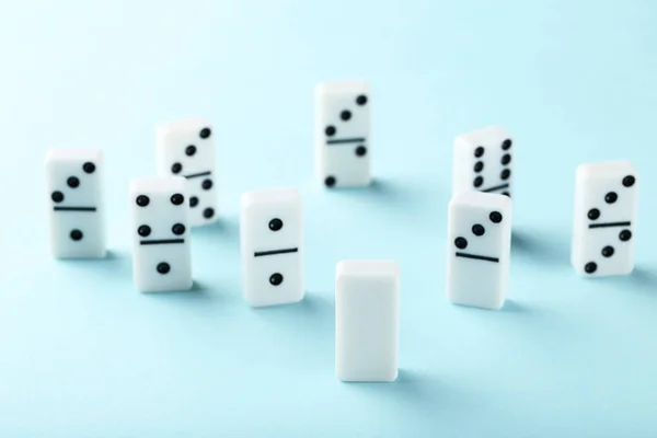 Έννοια Leader. Πλακάκια Domino σε μπλε φόντο — Φωτογραφία Αρχείου