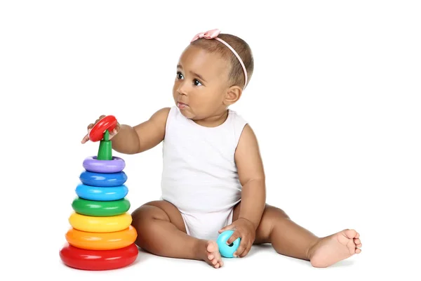 Menina americana sentada e brincando com brinquedos em branco backgr — Fotografia de Stock