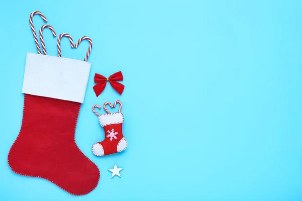 红色长袜，蓝坝上有圣诞装饰品和糖果手杖 — 图库照片