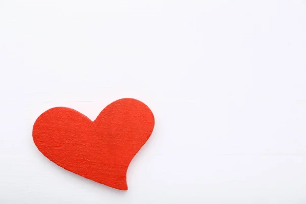 Corazón de San Valentín rojo sobre mesa de madera blanca —  Fotos de Stock