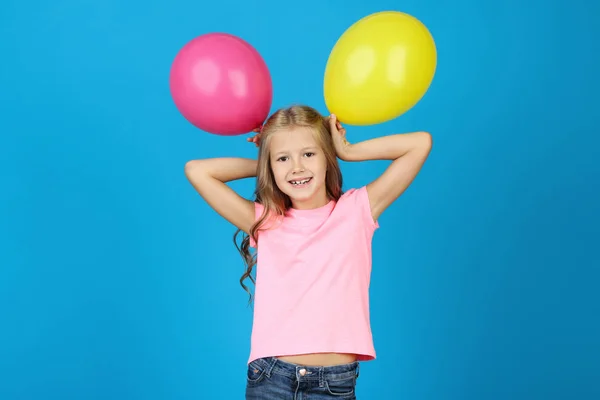 Menina Bonita Com Balões Borracha Fundo Azul — Fotografia de Stock