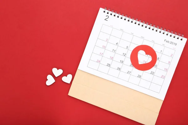 Calendario San Valentino con cuori in legno su sfondo rosso — Foto Stock