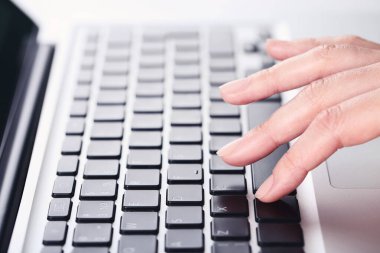 Dizüstü bilgisayarda el yazısı yazan kadın.