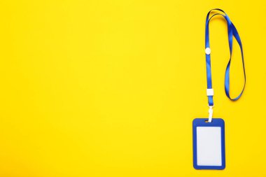 Sarı arkaplanda boş beyaz paket