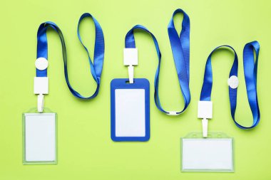 Yeşil arkaplanda boş beyaz torbalar