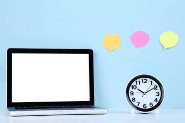 Yuvarlak saat ve baloncukların boş konuşmasına sahip dizüstü bilgisayar 