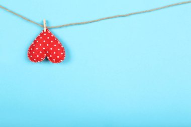 Mavi arka planda mandallı kumaş kalp