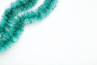 Beyaz ahşap masada Noel süsleri