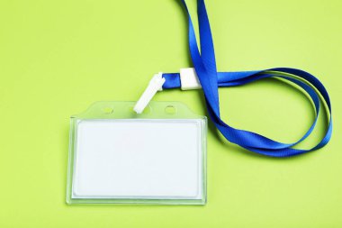 Yeşil arkaplanda boş beyaz paket