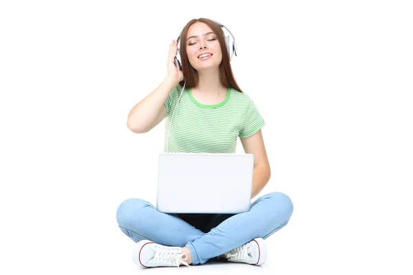 Jonge Vrouw Hoofdtelefoon Met Behulp Van Laptop Computer Witte Achtergrond — Stockfoto