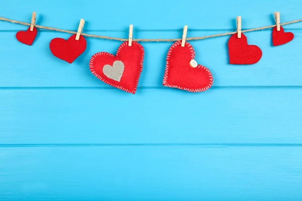 Corazones Tela Con Pinzas Ropa Colgando Sobre Fondo Madera Azul —  Fotos de Stock