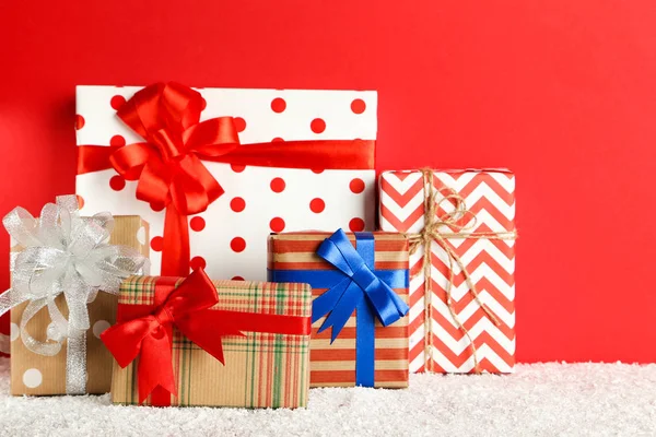 Caixas de presente com fitas no fundo vermelho — Fotografia de Stock