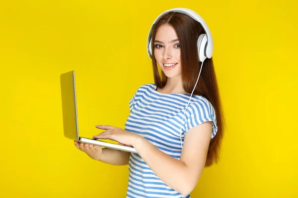 Jonge Vrouw Hoofdtelefoon Met Behulp Van Laptop Computer Gele Achtergrond — Stockfoto