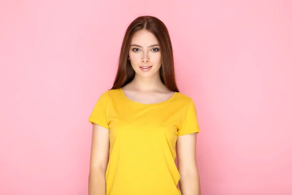 Giovane Donna Shirt Gialla Sfondo Rosa — Foto Stock