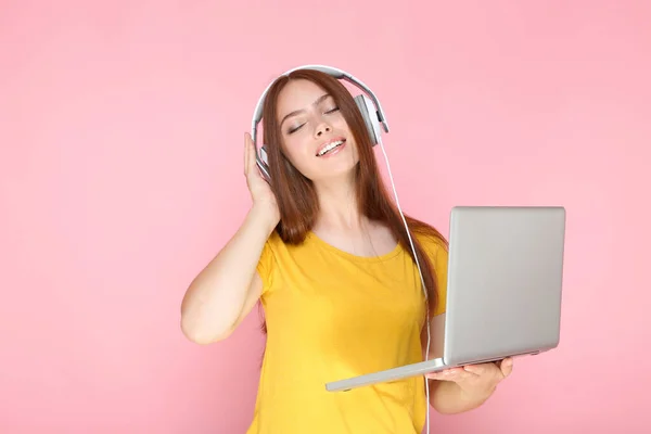 Jonge Vrouw Hoofdtelefoon Met Behulp Van Laptop Computer Roze Achtergrond — Stockfoto