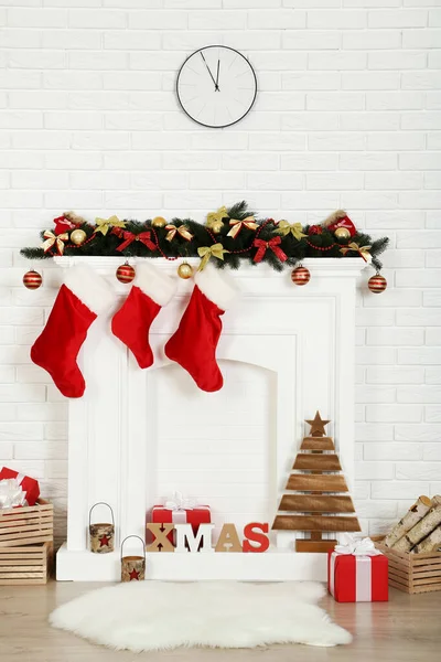 Cheminée Décorée Pour Noël Près Mur Briques Maison — Photo