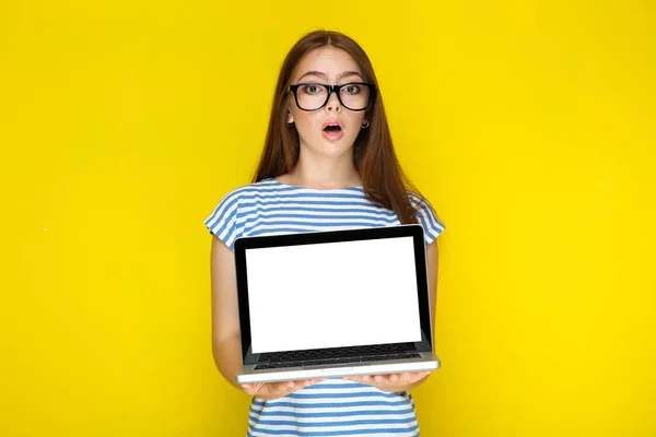 Młoda Kobieta Pokazuje Pusty Ekran Laptopa Żółtym Tle — Zdjęcie stockowe