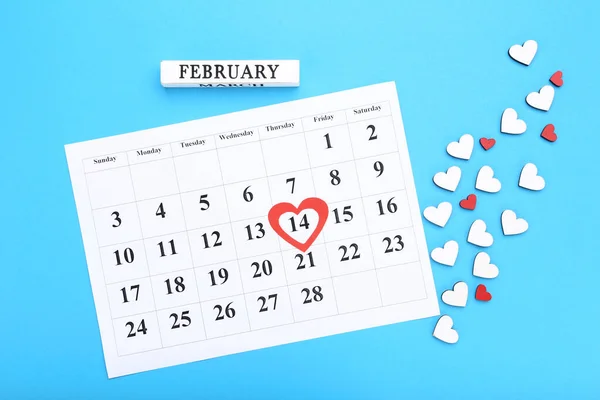 Calendario San Valentín Con Corazones Madera Sobre Fondo Azul — Foto de Stock