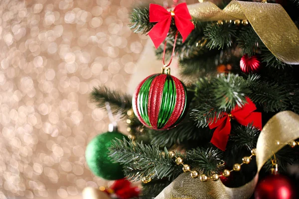 Natal abeto com ornamentos em luzes embaçadas fundo — Fotografia de Stock