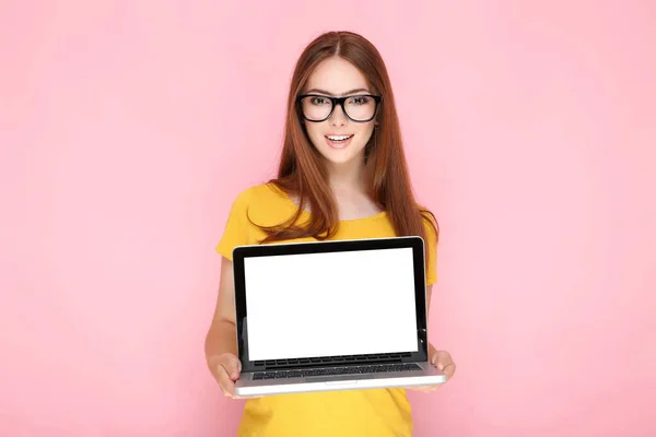 Young Woman Showing Blank Laptop Screen Pink Background — Stock Photo, Image