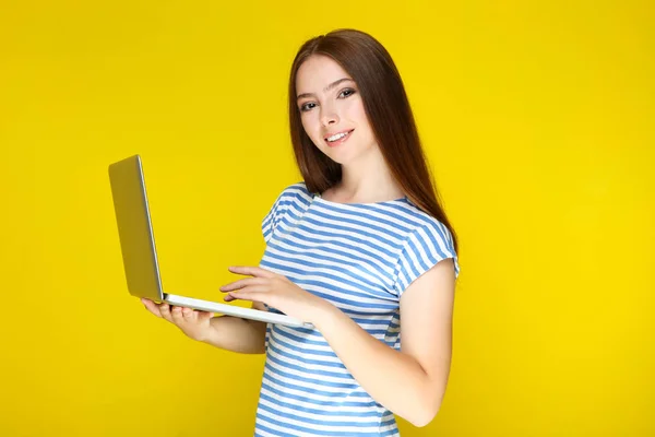 Młoda Kobieta Korzystająca Laptopa Żółtym Tle — Zdjęcie stockowe