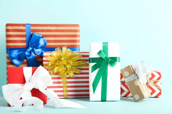 Geschenkboxen mit Bändern auf blauem Hintergrund — Stockfoto