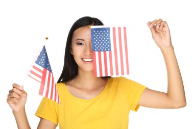 Beyaz arka planda Amerikan bayrağı taşıyan genç bir kadın