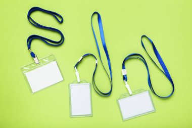 Yeşil arkaplanda boş beyaz torbalar