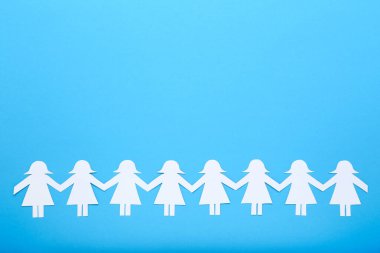 Mavi arka planda kağıt zincir insanları