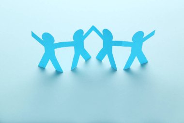 Mavi arka planda kağıt zincir insanları