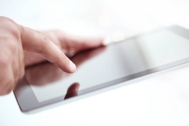Erkek el ele tutuşup tablet bilgisayar kullanıyor
