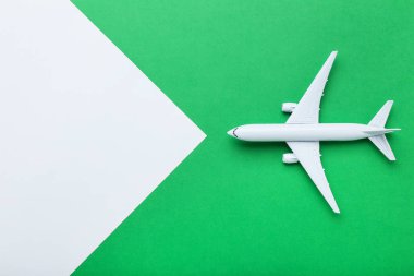 Yeşil kağıttan arka planda uçak modeli