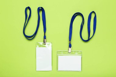 Yeşil arkaplanda boş beyaz torbalar