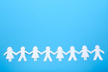 Sarı arka planda kağıt zincir insanları