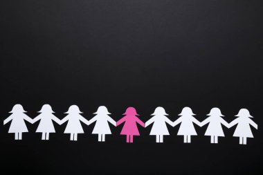 Siyah arka planda kağıt zinciri insanları