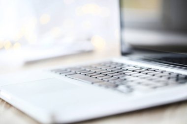 Ofisteki dizüstü bilgisayarı kapat