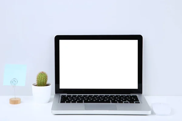 Computador portátil com folha de papel em branco e cacto verde sobre gr — Fotografia de Stock