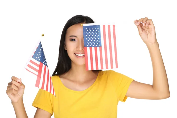 Молодая женщина с американским флагом на белом фоне — стоковое фото