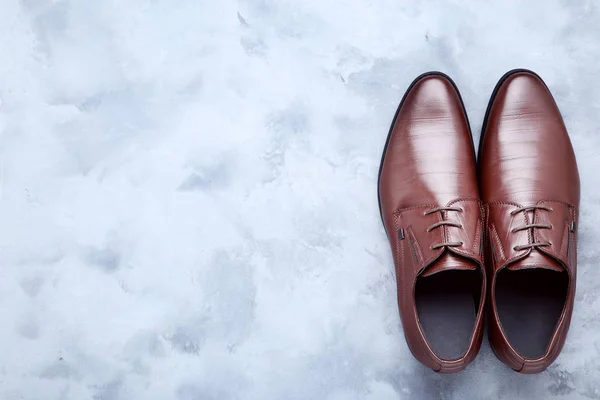 Zapatos de cuero masculino sobre fondo gris —  Fotos de Stock